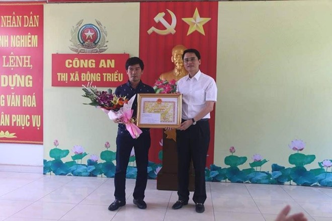 Người đàn ông kể phút lái ôtô đâm thẳng vào tên cướp tiệm vàng - Ảnh 2. Người đàn ông kể phút lái ôtô đâm thẳng vào tên cướp tiệm vàng - Ảnh 2.