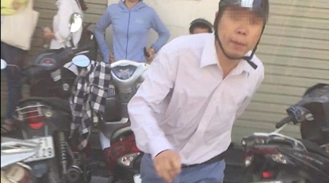 Kẻ côn đồ đánh người nhắc nhở xếp hàng ở cây ATM trình diện công an - Ảnh 1. Kẻ côn đồ đánh người nhắc nhở xếp hàng ở cây ATM trình diện công an - Ảnh 1.