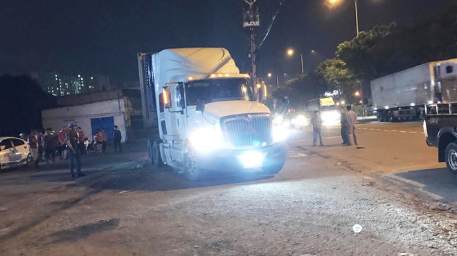 Nằm trên lề đường ở TP.HCM, nam thanh niên bị xe container cán tử vong - Ảnh 1. Nằm trên lề đường ở TP.HCM, nam thanh niên bị xe container cán tử vong - Ảnh 1.