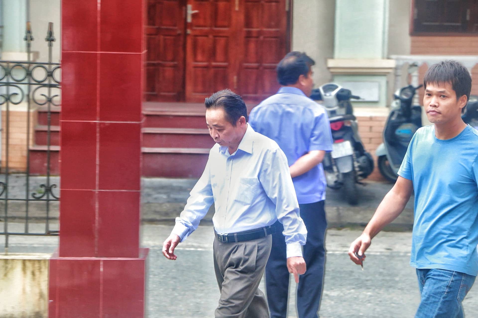 Hà Giang mở lại phiên xét xử vụ gian lận thi cử, nhiều cựu quan chức đến hầu tòa - Ảnh 4. Hà Giang mở lại phiên xét xử vụ gian lận thi cử, nhiều cựu quan chức đến hầu tòa - Ảnh 4.