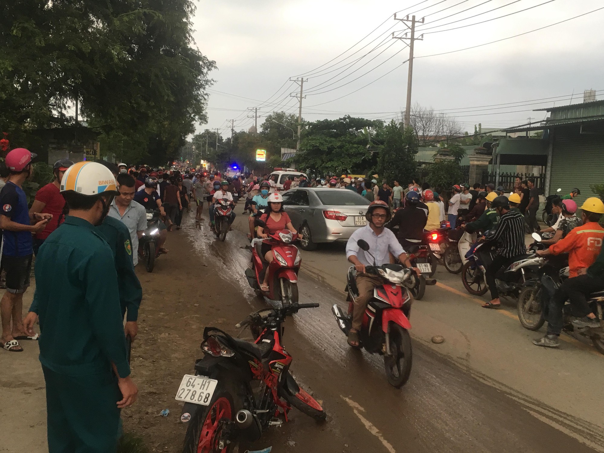 Hàng trăm người dân đổ ra đường xem tai nạn liên hoàn 3 người thương vong - Ảnh 1. Hàng trăm người dân đổ ra đường xem tai nạn liên hoàn 3 người thương vong - Ảnh 1.