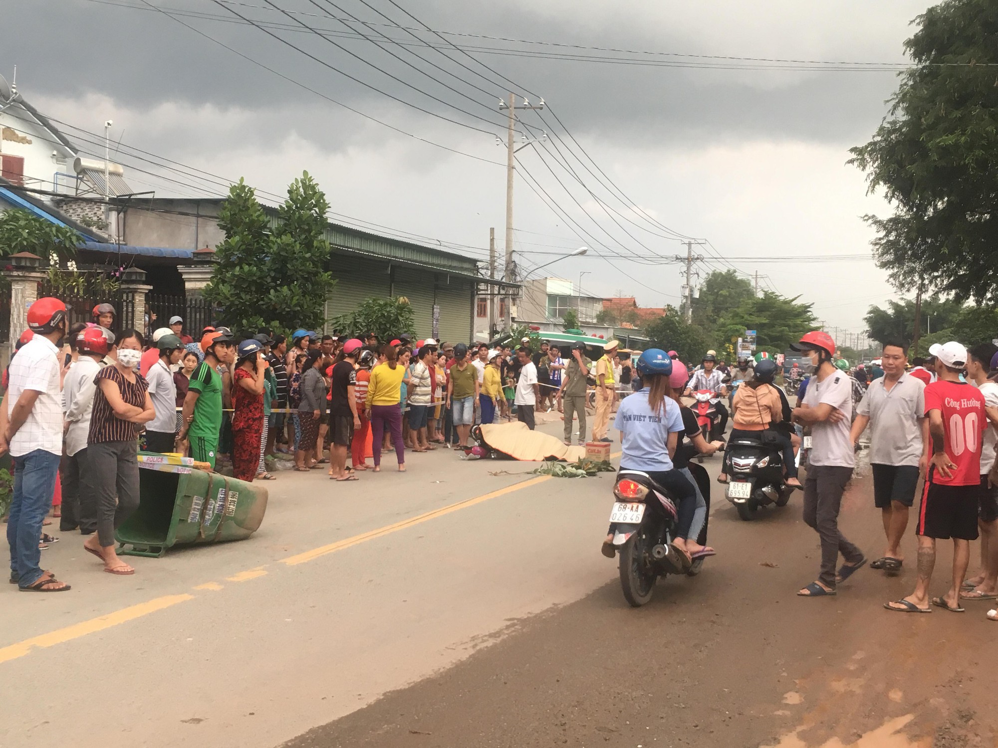 Hàng trăm người dân đổ ra đường xem tai nạn liên hoàn 3 người thương vong - Ảnh 2. Hàng trăm người dân đổ ra đường xem tai nạn liên hoàn 3 người thương vong - Ảnh 2.