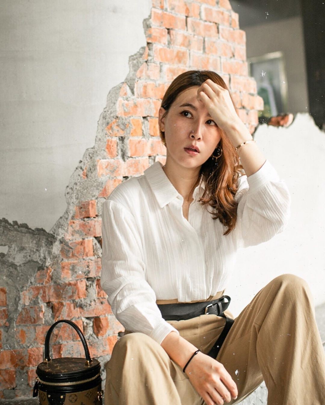 5 mẫu áo sơ mi đang chiếm sóng, chị em mau “nâng level” phong cách - Ảnh 2. 5 mẫu áo sơ mi đang chiếm sóng, chị em mau “nâng level” phong cách - Ảnh 2.