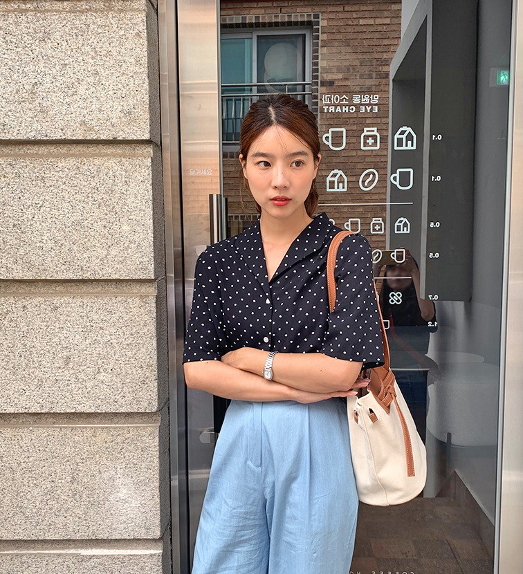 5 mẫu áo sơ mi đang chiếm sóng, chị em mau “nâng level” phong cách - Ảnh 17. 5 mẫu áo sơ mi đang chiếm sóng, chị em mau “nâng level” phong cách - Ảnh 17.