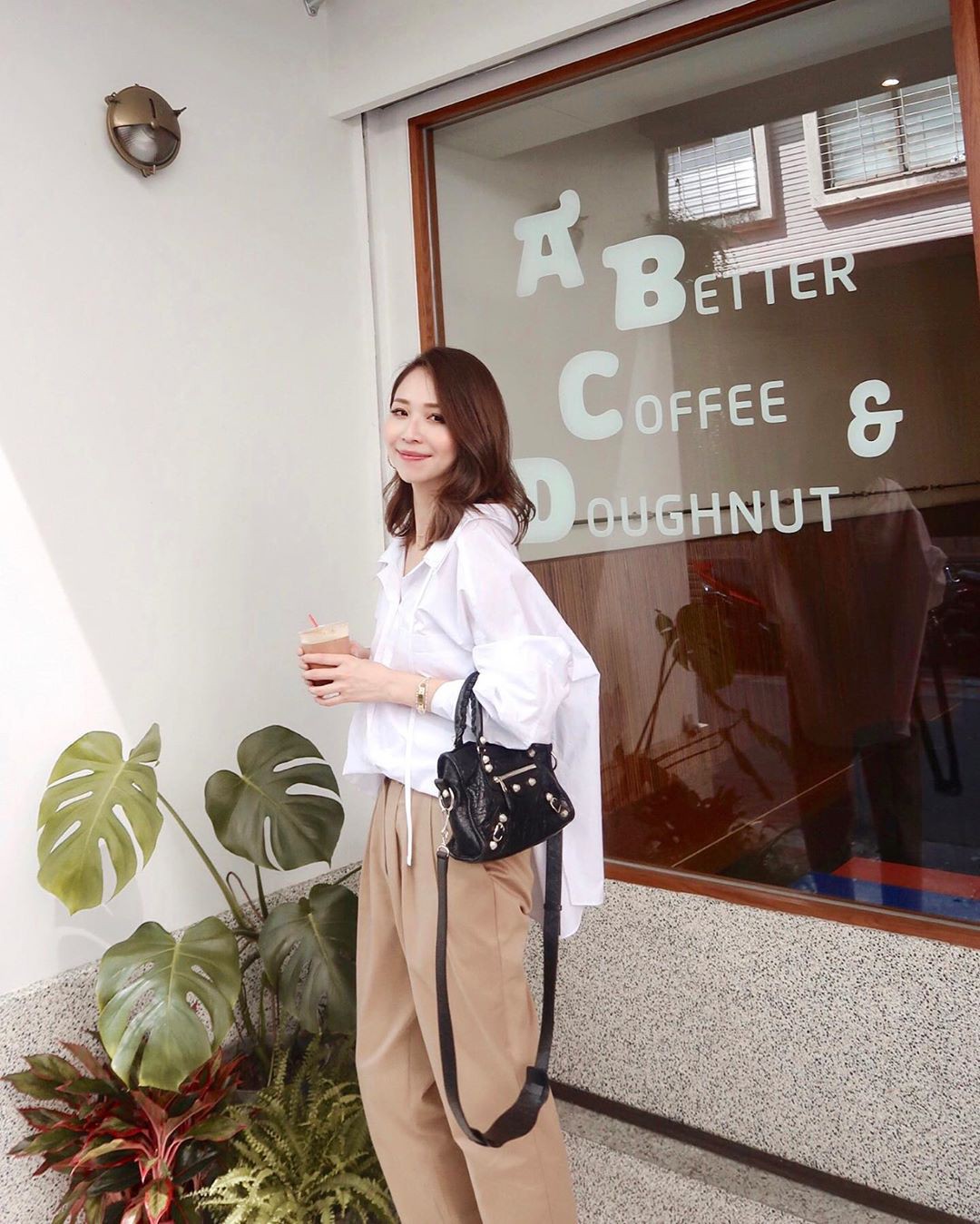 5 mẫu áo sơ mi đang chiếm sóng, chị em mau “nâng level” phong cách - Ảnh 4. 5 mẫu áo sơ mi đang chiếm sóng, chị em mau “nâng level” phong cách - Ảnh 4.