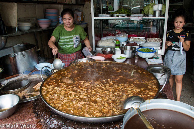 Kinh ngạc: Nhà hàng đun nồi nước dùng từ nửa thế kỷ trước cho khách ăn - Ảnh 5.