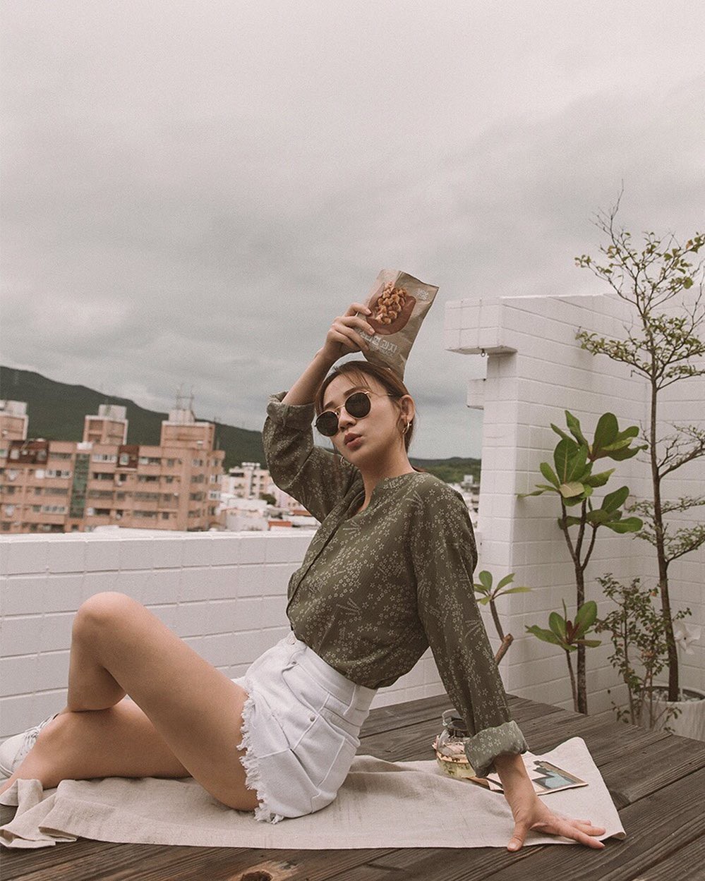 5 mẫu áo sơ mi đang chiếm sóng, chị em mau “nâng level” phong cách - Ảnh 7. 5 mẫu áo sơ mi đang chiếm sóng, chị em mau “nâng level” phong cách - Ảnh 7.