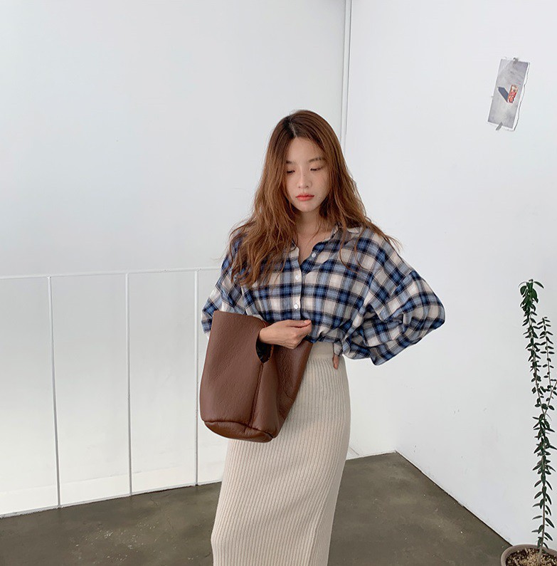5 mẫu áo sơ mi đang chiếm sóng, chị em mau “nâng level” phong cách - Ảnh 10. 5 mẫu áo sơ mi đang chiếm sóng, chị em mau “nâng level” phong cách - Ảnh 10.
