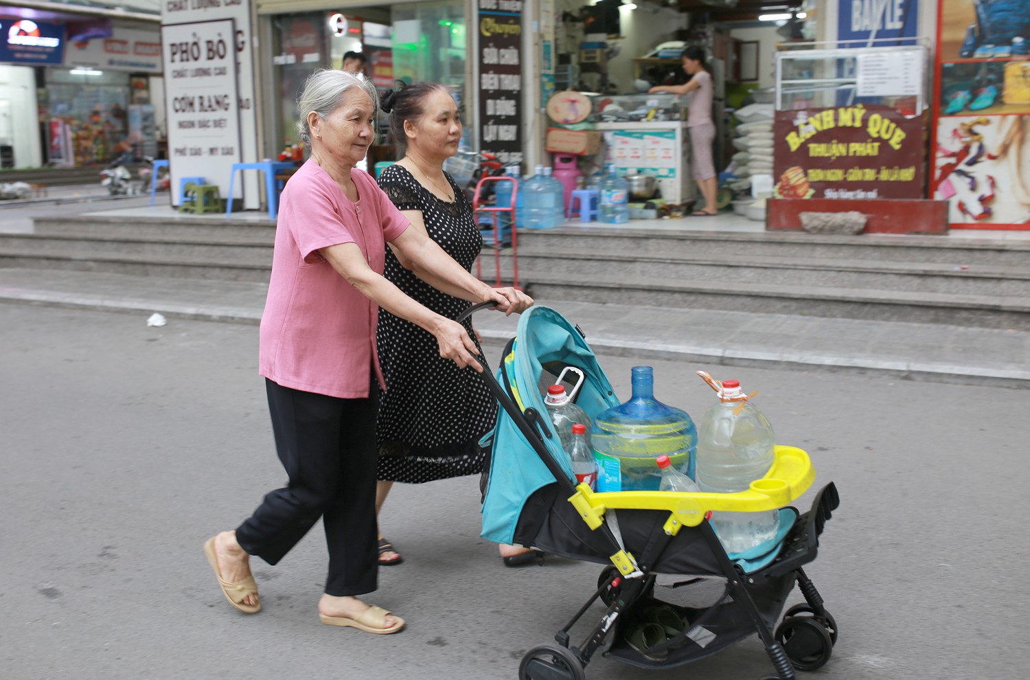 Sở TN&MT tỉnh Hòa Bình ở đâu khi hàng trăm ngàn người dân Hà Nội phải dùng nước bẩn? - Ảnh 3. Sở TN&MT tỉnh Hòa Bình ở đâu khi hàng trăm ngàn người dân Hà Nội phải dùng nước bẩn? - Ảnh 3.
