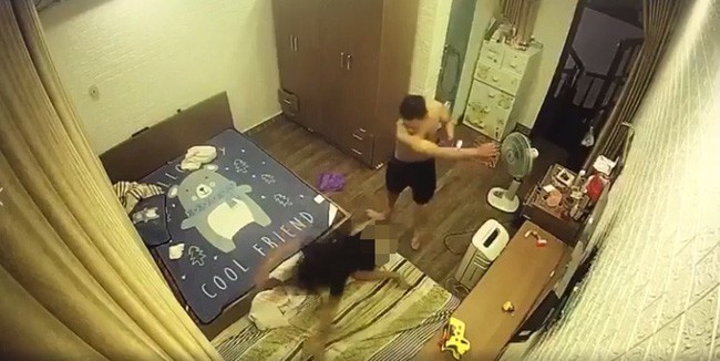 Chồng hờ lột đồ vợ, ghì chặt đầu xuống sàn nhà rồi đánh đập trước mặt người giúp việc và con nhỏ - Ảnh 2. Chồng hờ lột đồ vợ, ghì chặt đầu xuống sàn nhà rồi đánh đập trước mặt người giúp việc và con nhỏ - Ảnh 2.