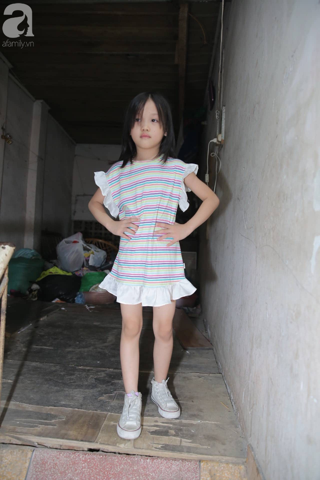 Bé gái 6 tuổi ngủ vỉa hè từng gây bão vì phối đồ chất như fashionista bây giờ ra sao? - Ảnh 4. Bé gái 6 tuổi ngủ vỉa hè từng gây bão vì phối đồ chất như fashionista bây giờ ra sao? - Ảnh 4.