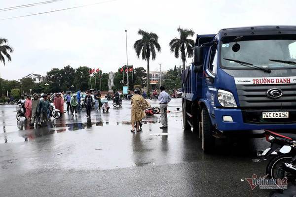 Va chạm với xe tải, nữ nhân viên tiếp thị bia ở Quảng Trị tử vong - Ảnh 1.