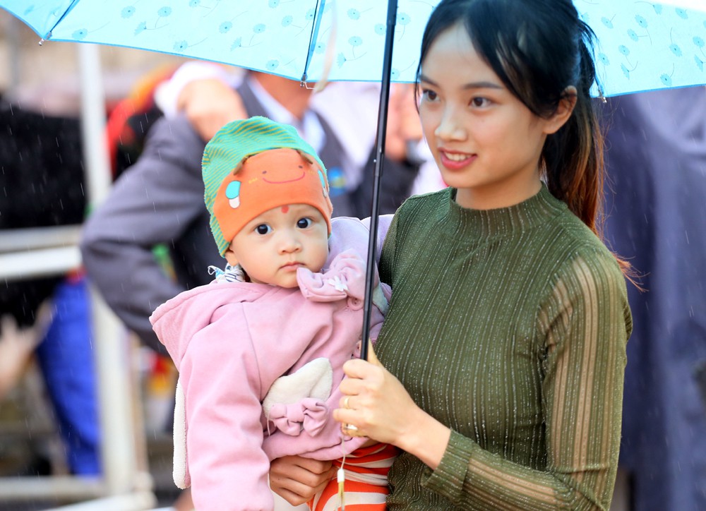 Chùm ảnh: Người dân trùm chăn ra đường dưới thời tiết giá lạnh - Ảnh 7. Chùm ảnh: Người dân trùm chăn ra đường dưới thời tiết giá lạnh - Ảnh 7.
