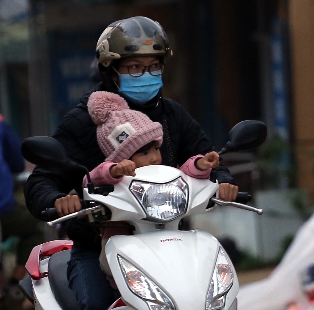 Chùm ảnh: Người dân trùm chăn ra đường dưới thời tiết giá lạnh - Ảnh 1. Chùm ảnh: Người dân trùm chăn ra đường dưới thời tiết giá lạnh - Ảnh 1.