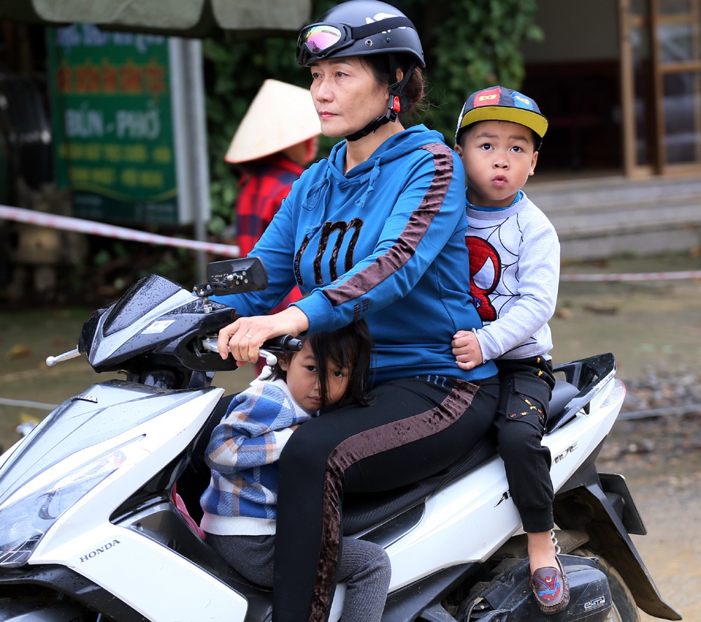 Chùm ảnh: Người dân trùm chăn ra đường dưới thời tiết giá lạnh - Ảnh 2. Chùm ảnh: Người dân trùm chăn ra đường dưới thời tiết giá lạnh - Ảnh 2.