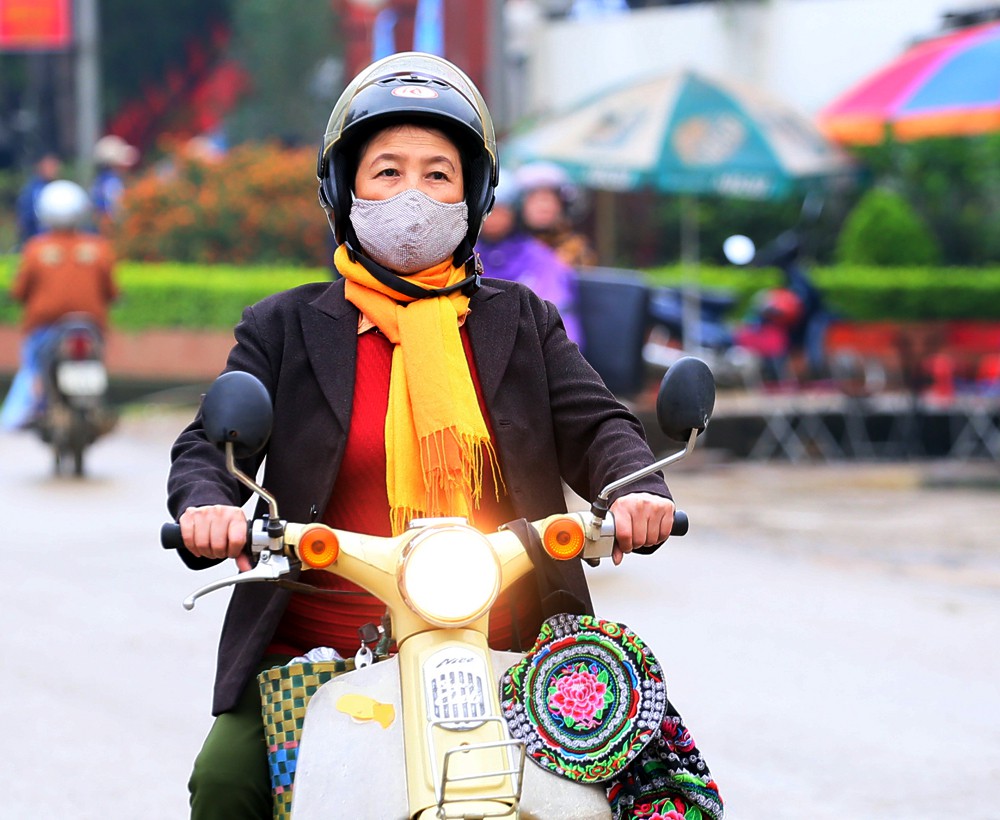 Chùm ảnh: Người dân trùm chăn ra đường dưới thời tiết giá lạnh - Ảnh 3. Chùm ảnh: Người dân trùm chăn ra đường dưới thời tiết giá lạnh - Ảnh 3.