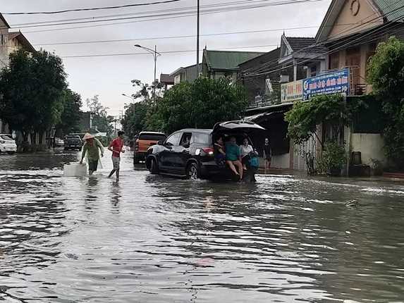 Chùm ảnh trận lụt lịch sử tại TP Vinh - Ảnh 3.