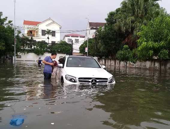 Chùm ảnh trận lụt lịch sử tại TP Vinh - Ảnh 1.