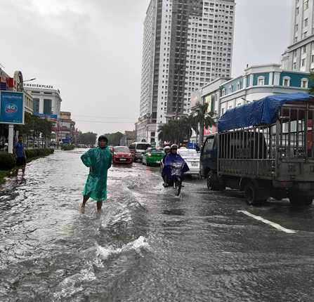 Chùm ảnh trận lụt lịch sử tại TP Vinh - Ảnh 6.