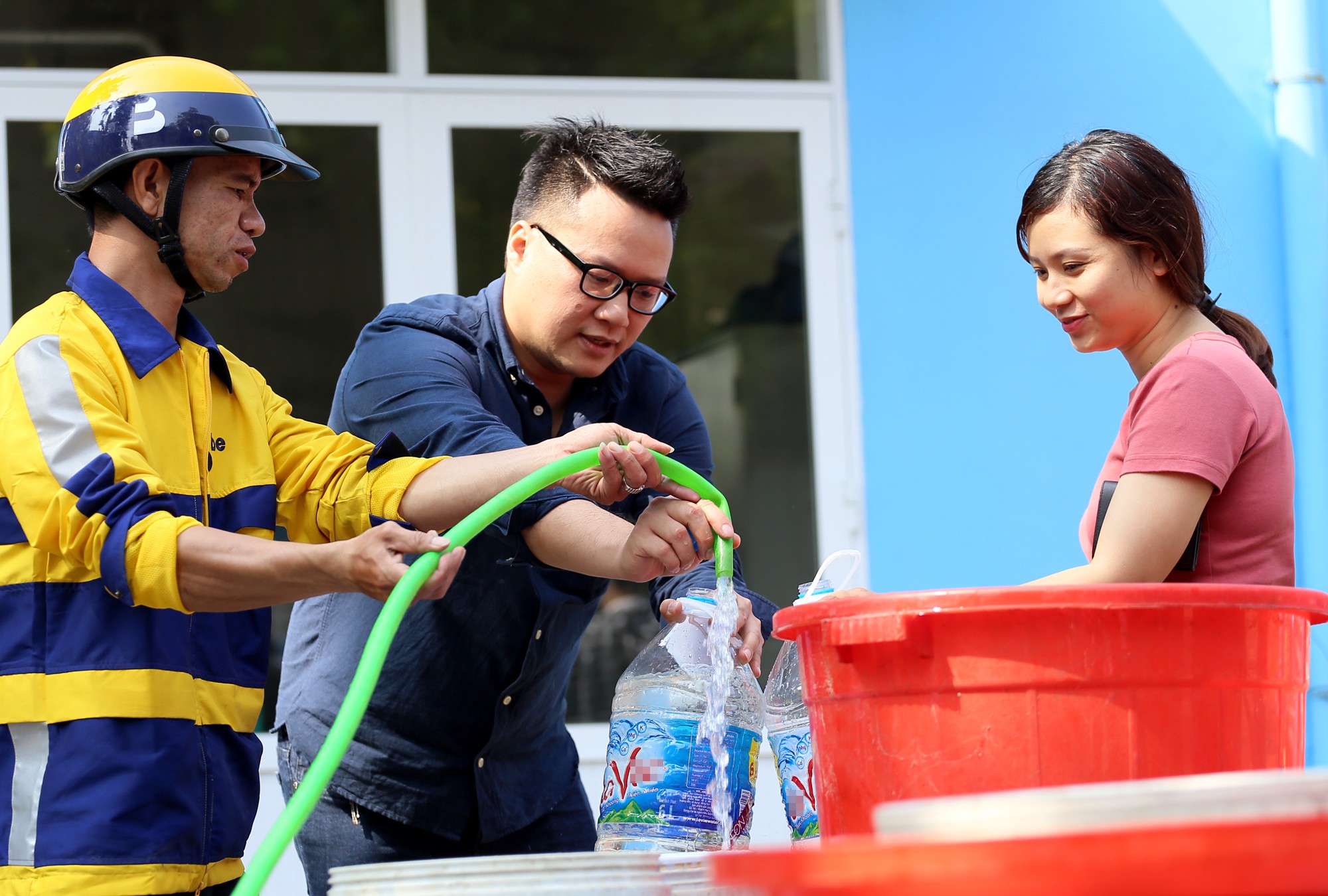 Vụ nước có mùi hôi ở Hà Nội: Viwasupco đã “qua mặt” khách hàng như thế nào? - Ảnh 1. Vụ nước có mùi hôi ở Hà Nội: Viwasupco đã “qua mặt” khách hàng như thế nào? - Ảnh 1.