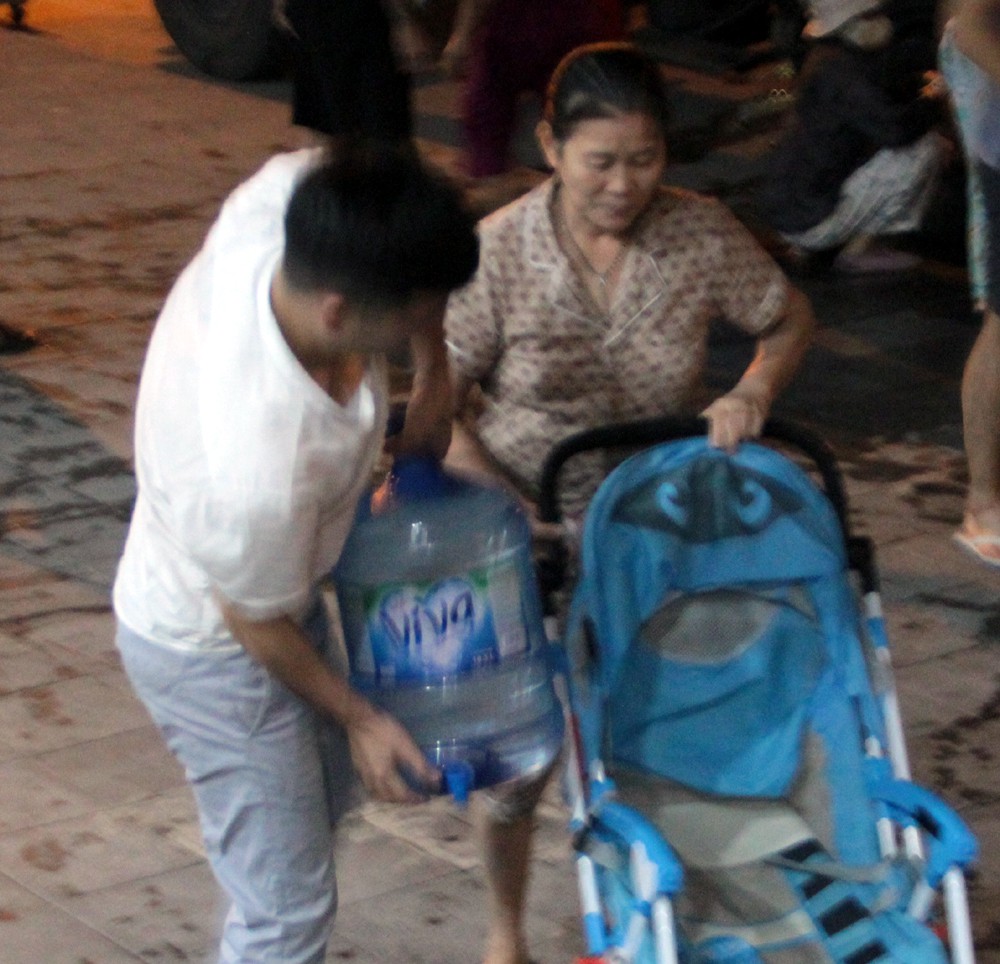 Hà Nội: Gần 0h đêm, người dân vẫn xếp hàng dài như thời bao cấp xách từng can nước - Ảnh 5. Hà Nội: Gần 0h đêm, người dân vẫn xếp hàng dài như thời bao cấp xách từng can nước - Ảnh 5.