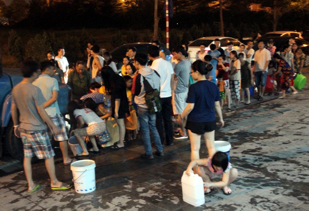 Hà Nội: Gần 0h đêm, người dân vẫn xếp hàng dài như thời bao cấp xách từng can nước - Ảnh 2. Hà Nội: Gần 0h đêm, người dân vẫn xếp hàng dài như thời bao cấp xách từng can nước - Ảnh 2.