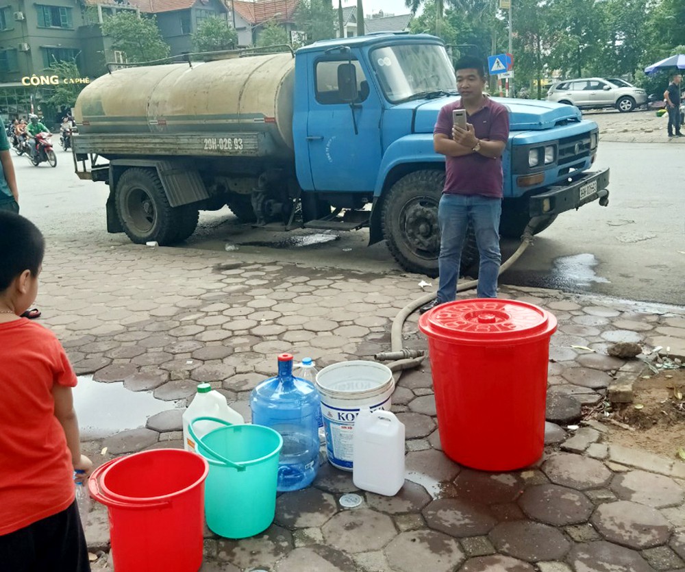 Hà Nội: Gần 0h đêm, người dân vẫn xếp hàng dài như thời bao cấp xách từng can nước - Ảnh 12. Hà Nội: Gần 0h đêm, người dân vẫn xếp hàng dài như thời bao cấp xách từng can nước - Ảnh 12.