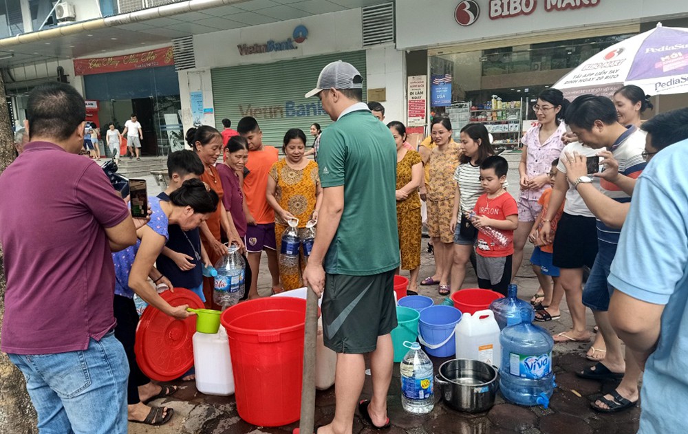 Hà Nội: Gần 0h đêm, người dân vẫn xếp hàng dài như thời bao cấp xách từng can nước - Ảnh 13. Hà Nội: Gần 0h đêm, người dân vẫn xếp hàng dài như thời bao cấp xách từng can nước - Ảnh 13.
