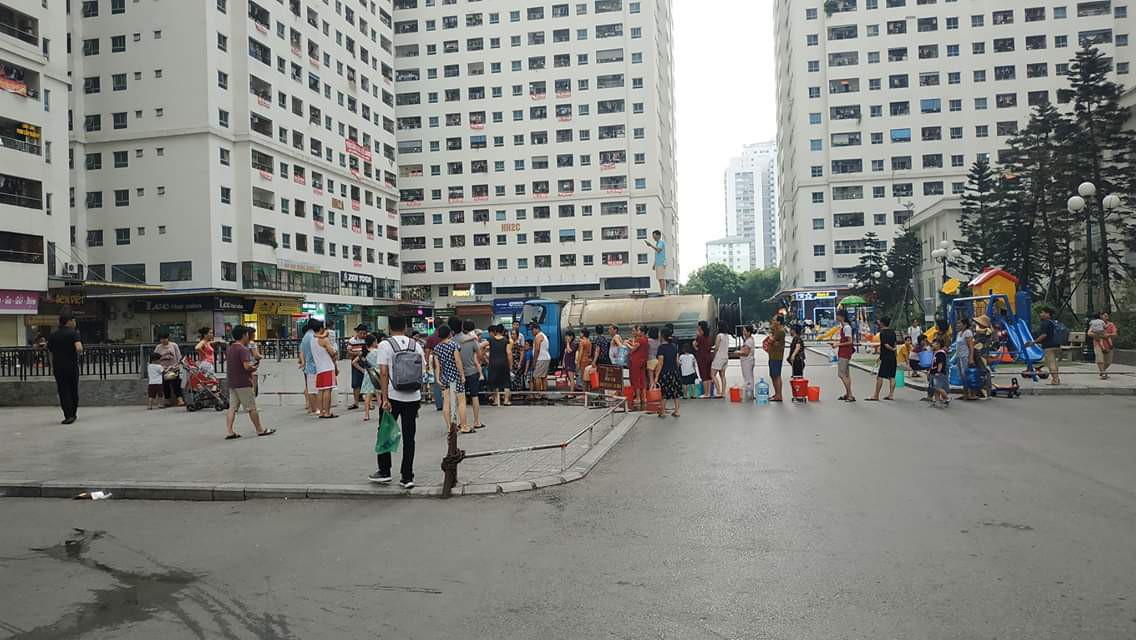 Hà Nội: Gần 0h đêm, người dân vẫn xếp hàng dài như thời bao cấp xách từng can nước - Ảnh 15. Hà Nội: Gần 0h đêm, người dân vẫn xếp hàng dài như thời bao cấp xách từng can nước - Ảnh 15.