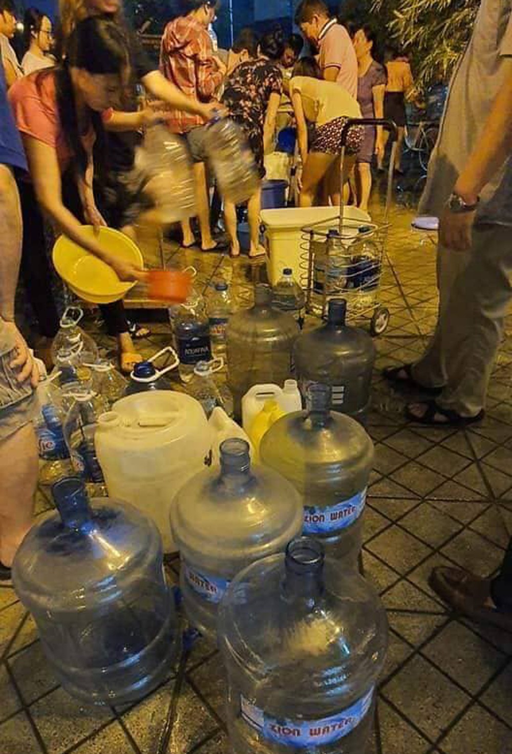 Hà Nội: Gần 0h đêm, người dân vẫn xếp hàng dài như thời bao cấp xách từng can nước - Ảnh 9. Hà Nội: Gần 0h đêm, người dân vẫn xếp hàng dài như thời bao cấp xách từng can nước - Ảnh 9.