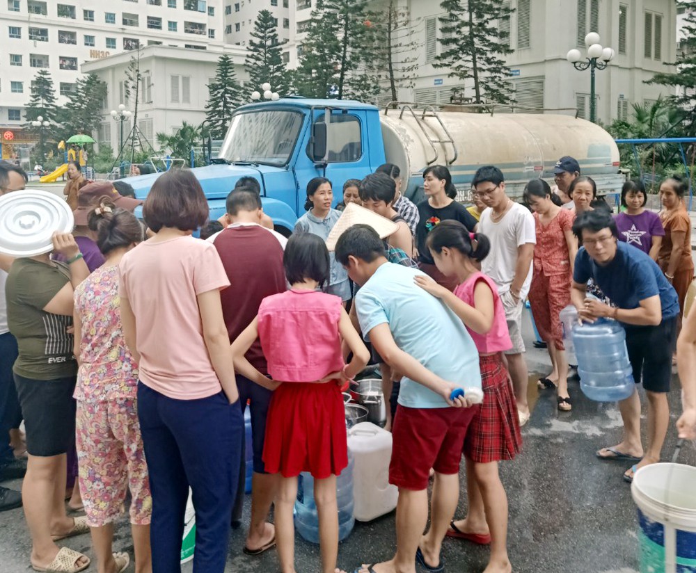Hà Nội: Gần 0h đêm, người dân vẫn xếp hàng dài như thời bao cấp xách từng can nước - Ảnh 16. Hà Nội: Gần 0h đêm, người dân vẫn xếp hàng dài như thời bao cấp xách từng can nước - Ảnh 16.