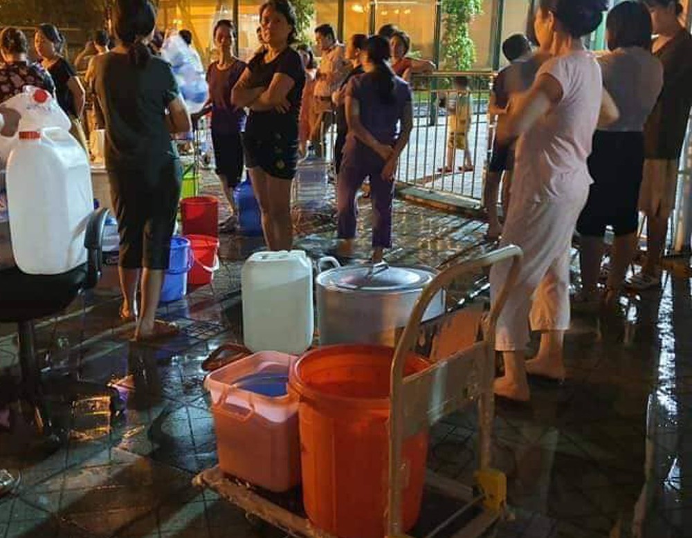 Hà Nội: Gần 0h đêm, người dân vẫn xếp hàng dài như thời bao cấp xách từng can nước - Ảnh 10. Hà Nội: Gần 0h đêm, người dân vẫn xếp hàng dài như thời bao cấp xách từng can nước - Ảnh 10.