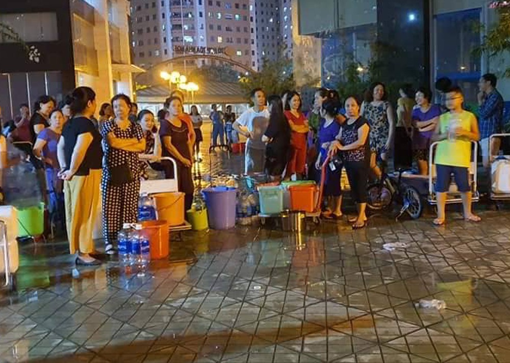 Hà Nội: Gần 0h đêm, người dân vẫn xếp hàng dài như thời bao cấp xách từng can nước - Ảnh 11. Hà Nội: Gần 0h đêm, người dân vẫn xếp hàng dài như thời bao cấp xách từng can nước - Ảnh 11.