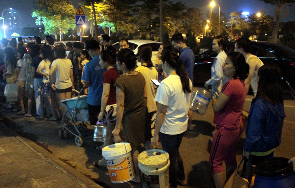 Hà Nội: Gần 0h đêm, người dân vẫn xếp hàng dài như thời bao cấp xách từng can nước - Ảnh 3. Hà Nội: Gần 0h đêm, người dân vẫn xếp hàng dài như thời bao cấp xách từng can nước - Ảnh 3.