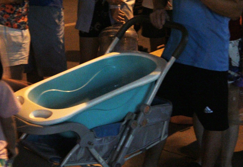 Hà Nội: Gần 0h đêm, người dân vẫn xếp hàng dài như thời bao cấp xách từng can nước - Ảnh 8. Hà Nội: Gần 0h đêm, người dân vẫn xếp hàng dài như thời bao cấp xách từng can nước - Ảnh 8.