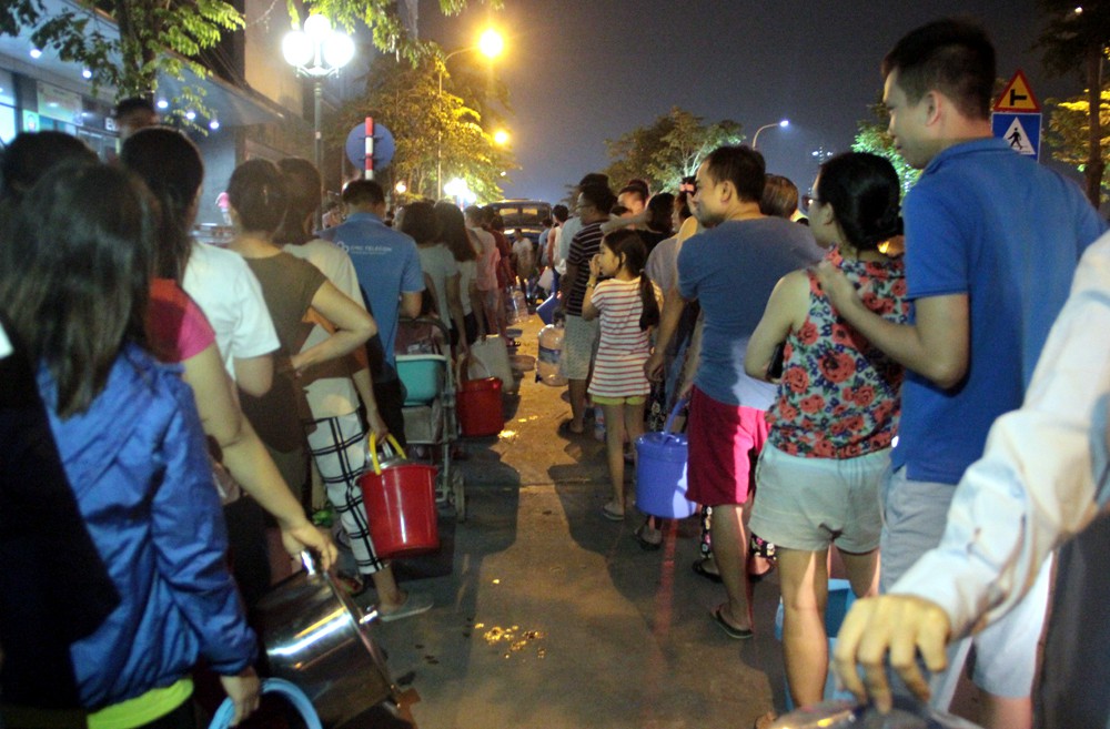 Hà Nội: Gần 0h đêm, người dân vẫn xếp hàng dài như thời bao cấp xách từng can nước - Ảnh 4. Hà Nội: Gần 0h đêm, người dân vẫn xếp hàng dài như thời bao cấp xách từng can nước - Ảnh 4.
