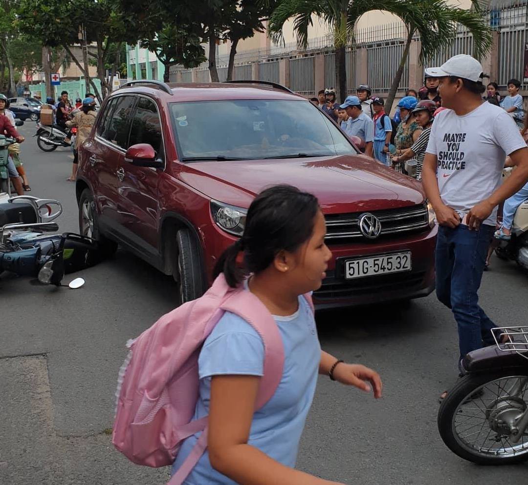 TP.HCM: Lái ô tô tông nhiều xe máy nằm la liệt, nữ tài xế còn xuống lớn tiếng với nhiều người - Ảnh 2. TP.HCM: Lái ô tô tông nhiều xe máy nằm la liệt, nữ tài xế còn xuống lớn tiếng với nhiều người - Ảnh 2.