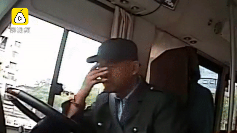 Đang lái xe buýt, tài xế bỗng hét lớn đuổi tất cả xuống xe khiến hành khách phẫn nộ nhưng hình ảnh sau đó của ông lại gây xót xa hơn cả - Ảnh 1.