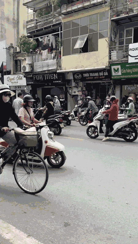 2 người phụ nữ lao vào ẩu đả giữa đường phố Hà Nội mặc kệ nhiều người can ngăn - Ảnh 1.