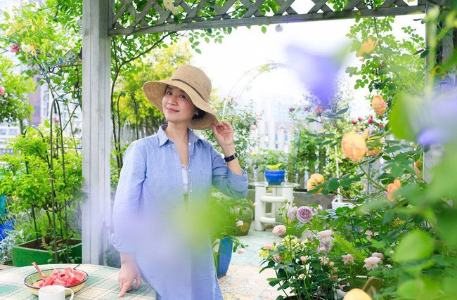 Tận dụng mái nhà bỏ hoang, người phụ nữ 45 tuổi đã biến toàn bộ không gian thành khu vườn địa đàng - Ảnh 15. Tận dụng mái nhà bỏ hoang, người phụ nữ 45 tuổi đã biến toàn bộ không gian thành khu vườn địa đàng - Ảnh 15.