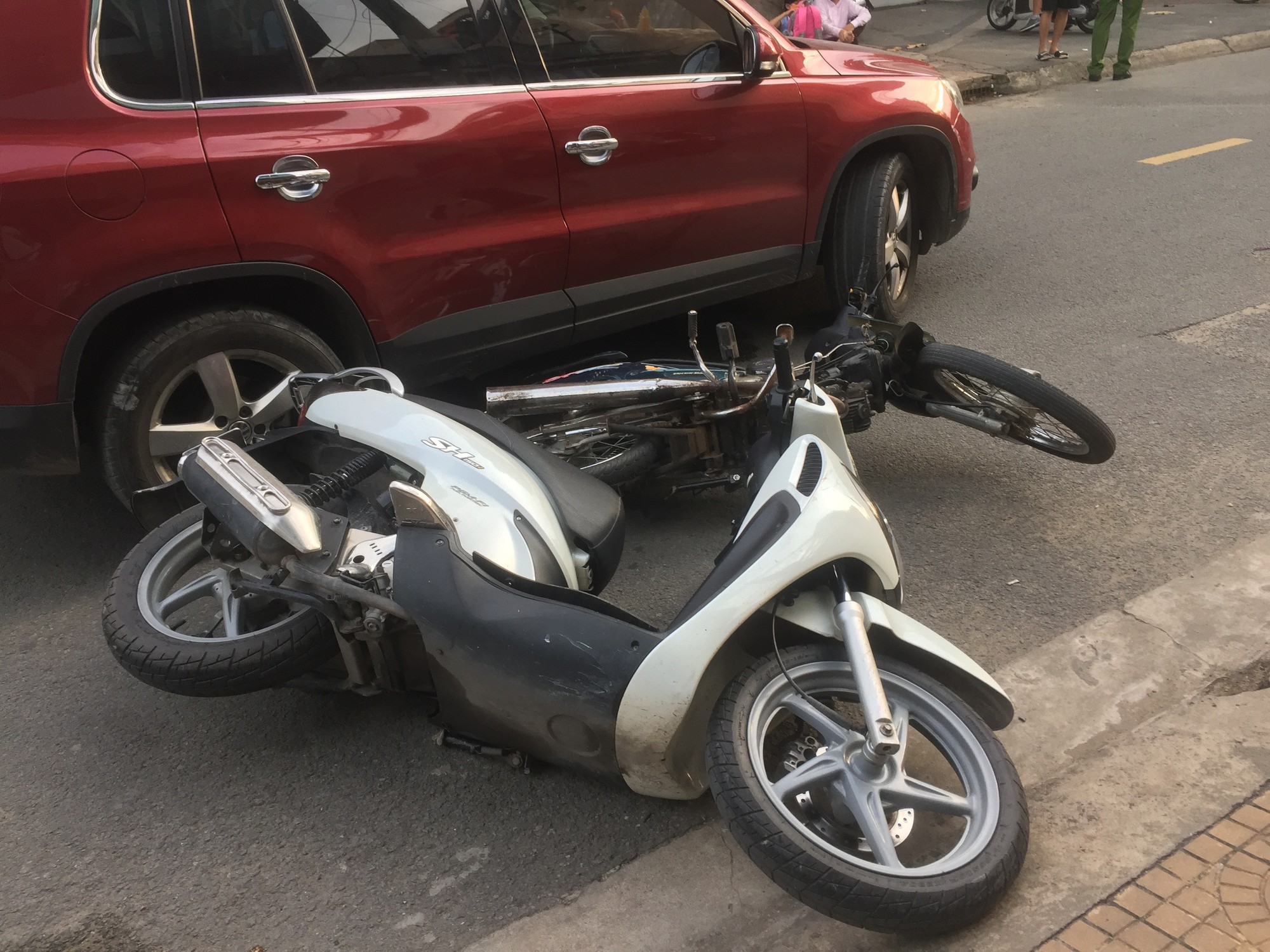 TP.HCM: Lái ô tô tông nhiều xe máy nằm la liệt, nữ tài xế còn xuống lớn tiếng với nhiều người - Ảnh 3. TP.HCM: Lái ô tô tông nhiều xe máy nằm la liệt, nữ tài xế còn xuống lớn tiếng với nhiều người - Ảnh 3.