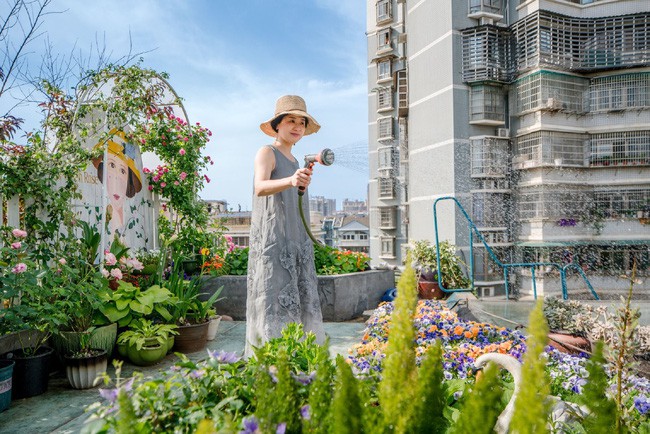 Tận dụng mái nhà bỏ hoang, người phụ nữ 45 tuổi đã biến toàn bộ không gian thành khu vườn địa đàng - Ảnh 4. Tận dụng mái nhà bỏ hoang, người phụ nữ 45 tuổi đã biến toàn bộ không gian thành khu vườn địa đàng - Ảnh 4.