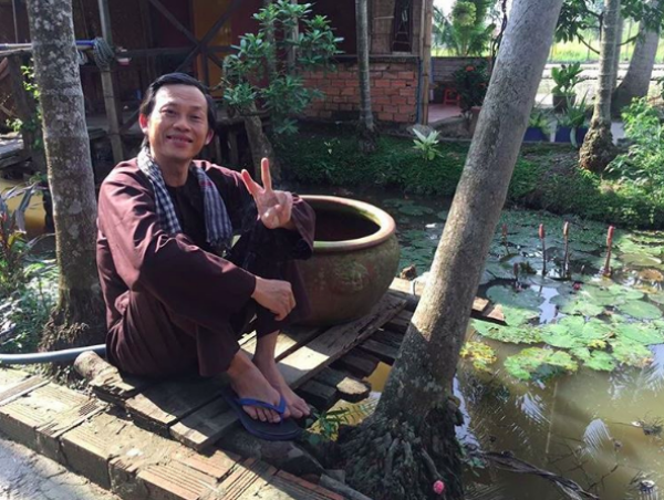 Sao Việt nhà xe tiền tỷ vẫn mặc đồ chợ, đi xe máy, ăn cơm bụi - Ảnh 3.
