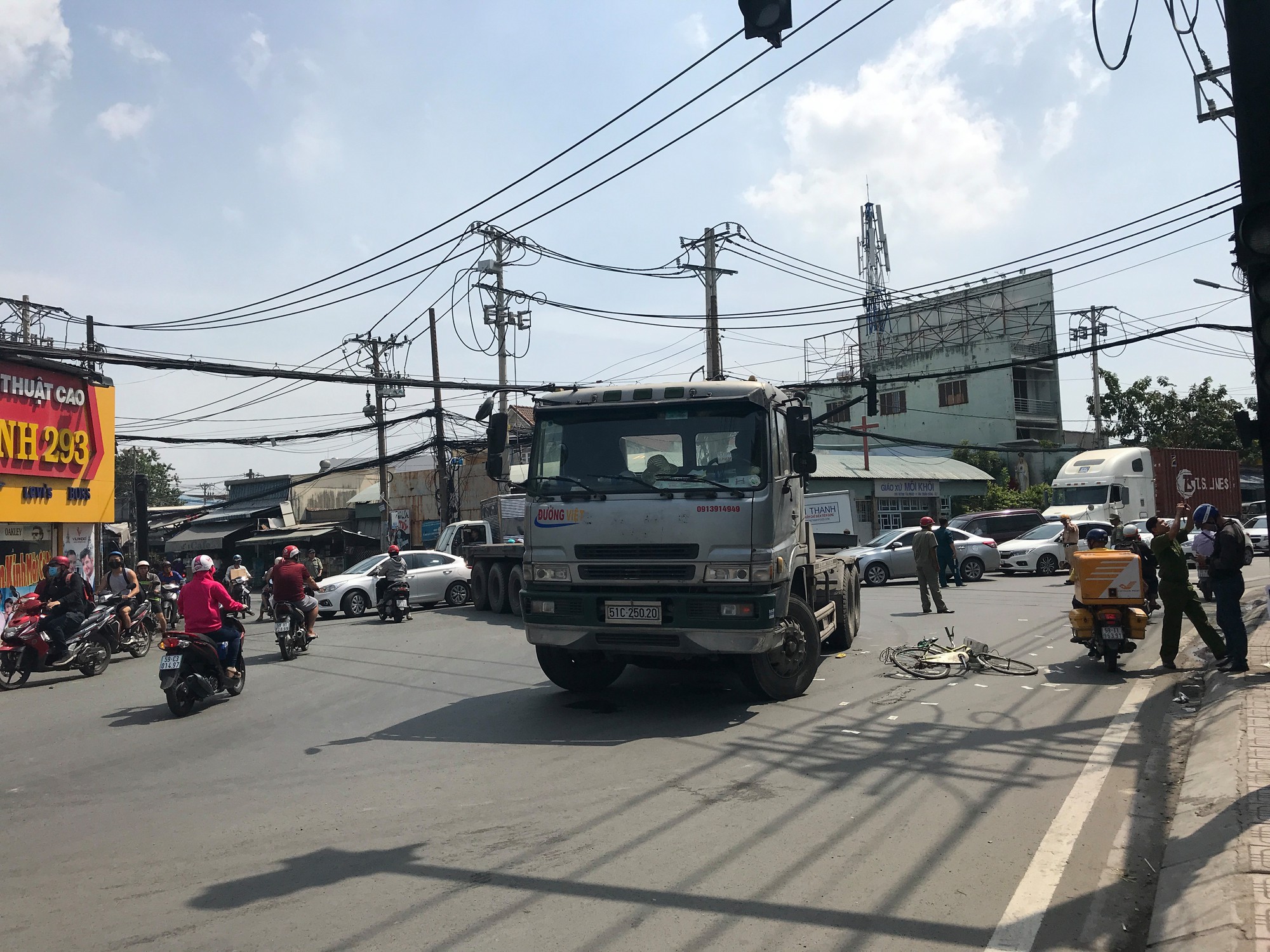 Thương tâm hai mẹ con bị container cán thương vong vì né xe chạy ngược chiều - Ảnh 1. Thương tâm hai mẹ con bị container cán thương vong vì né xe chạy ngược chiều - Ảnh 1.