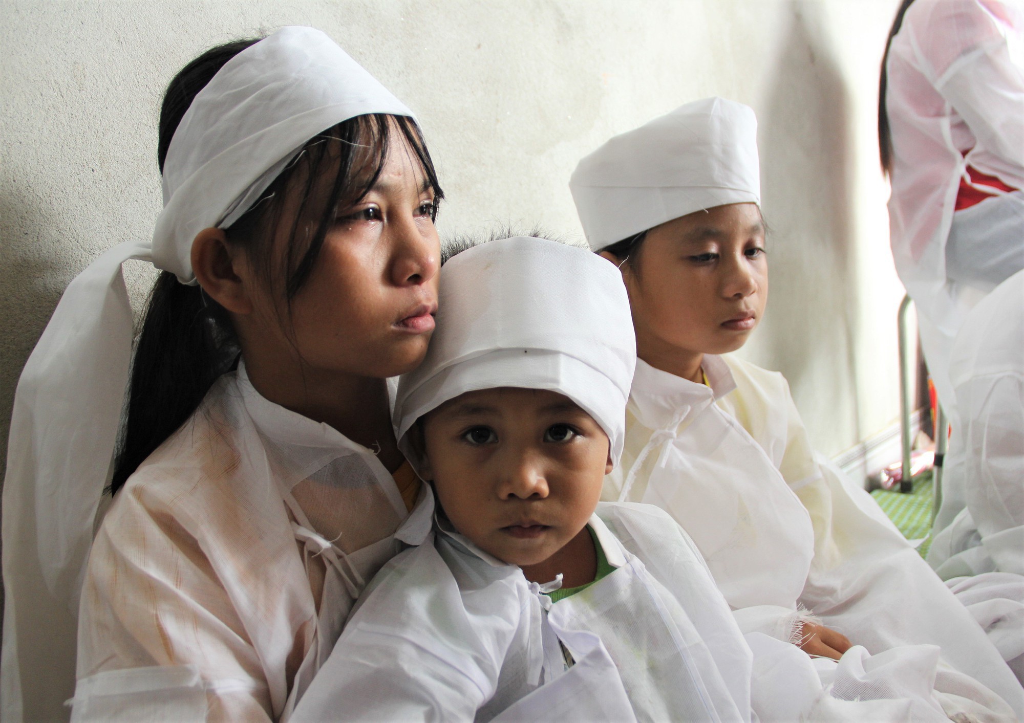 Vụ 2 vợ chồng và con trai chết thảm dưới bánh ô tô: Thương xót 3 đứa trẻ bỗng chốc mồ côi - Ảnh 1. Vụ 2 vợ chồng và con trai chết thảm dưới bánh ô tô: Thương xót 3 đứa trẻ bỗng chốc mồ côi - Ảnh 1.