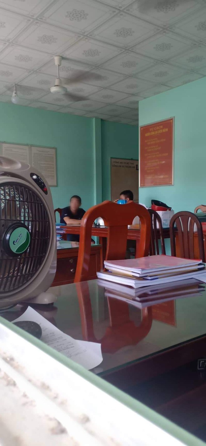 Nam thanh niên đến nhà xin lỗi ông bố say xỉn tát con nhỏ sau khi cùng dân mạng kéo đến dạy bảo trút giận - Ảnh 7. Nam thanh niên đến nhà xin lỗi ông bố say xỉn tát con nhỏ sau khi cùng dân mạng kéo đến dạy bảo trút giận - Ảnh 7.