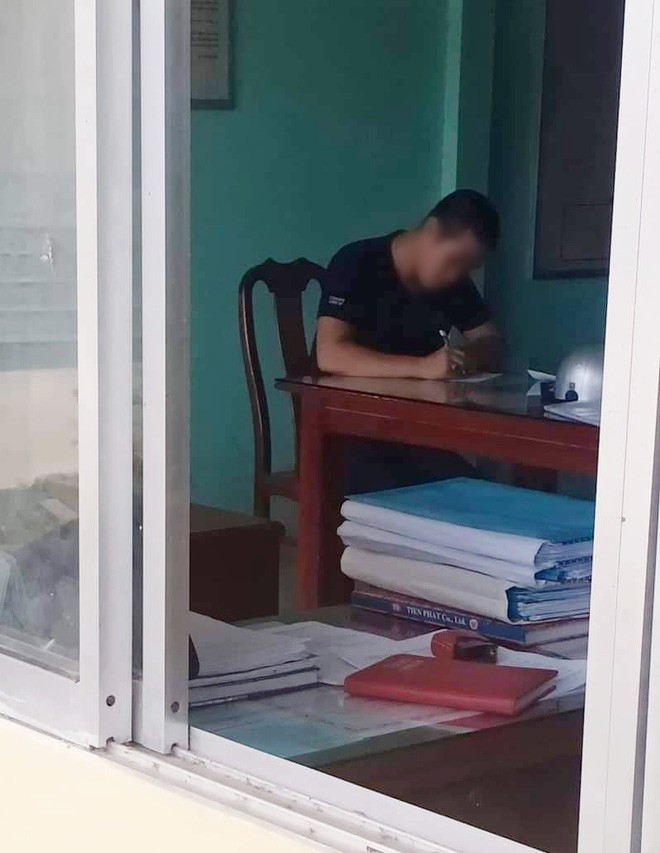 Nam thanh niên đến nhà xin lỗi ông bố say xỉn tát con nhỏ sau khi cùng dân mạng kéo đến dạy bảo trút giận - Ảnh 8. Nam thanh niên đến nhà xin lỗi ông bố say xỉn tát con nhỏ sau khi cùng dân mạng kéo đến dạy bảo trút giận - Ảnh 8.