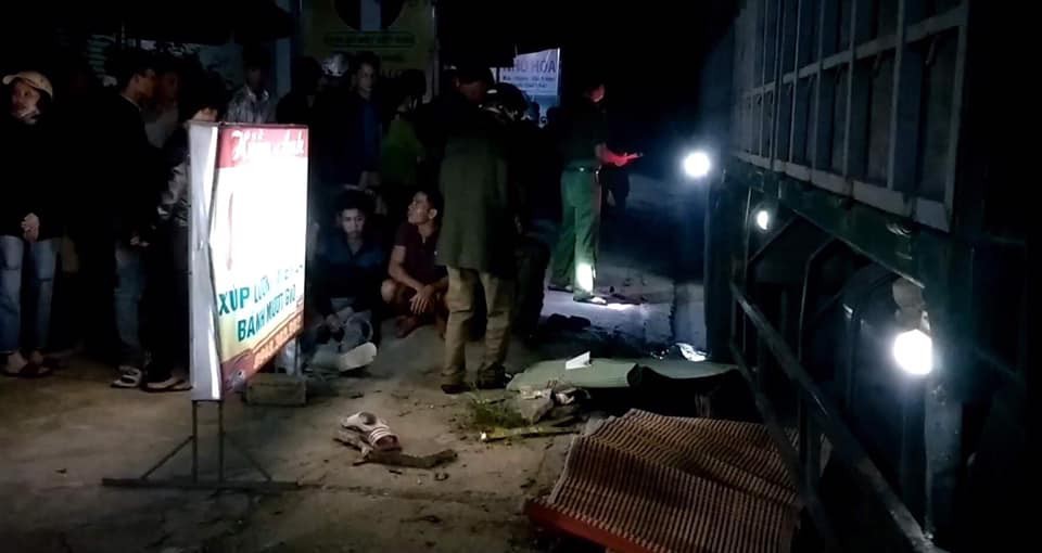 Hà Tĩnh: Xe máy kẹp 3 đâm vào đuôi xe tải, ba người thương vong - Ảnh 1. Hà Tĩnh: Xe máy kẹp 3 đâm vào đuôi xe tải, ba người thương vong - Ảnh 1.