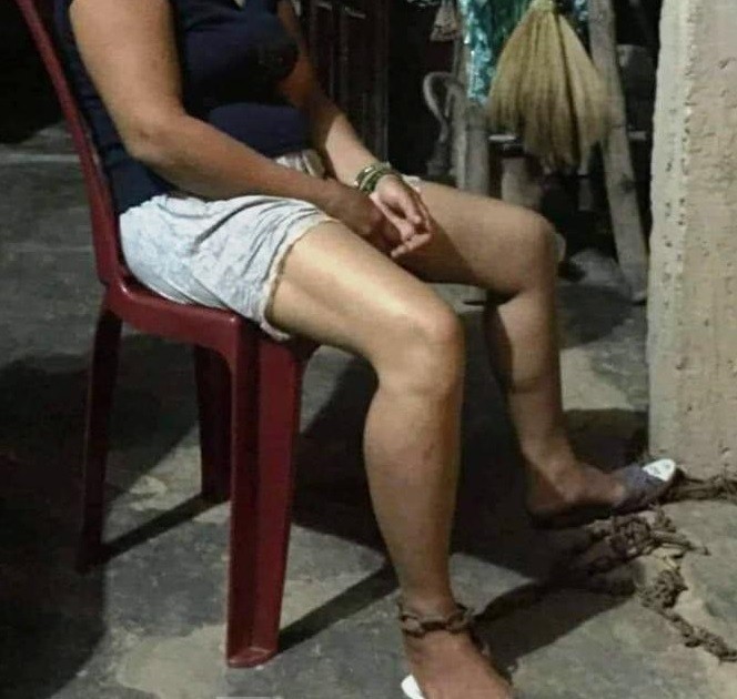 Phẫn nộ hình ảnh một người phụ nữ ở Huế bị chồng xích chân sau lần thua bạc - Ảnh 1. Phẫn nộ hình ảnh một người phụ nữ ở Huế bị chồng xích chân sau lần thua bạc - Ảnh 1.