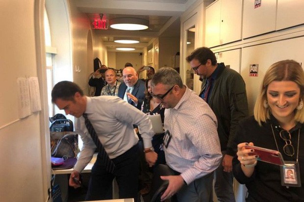 Chuột rơi xuống từ trần Nh&agrave; Trắng, tr&uacute;ng đ&ugrave;i ph&oacute;ng vi&ecirc;n - Ảnh 1.